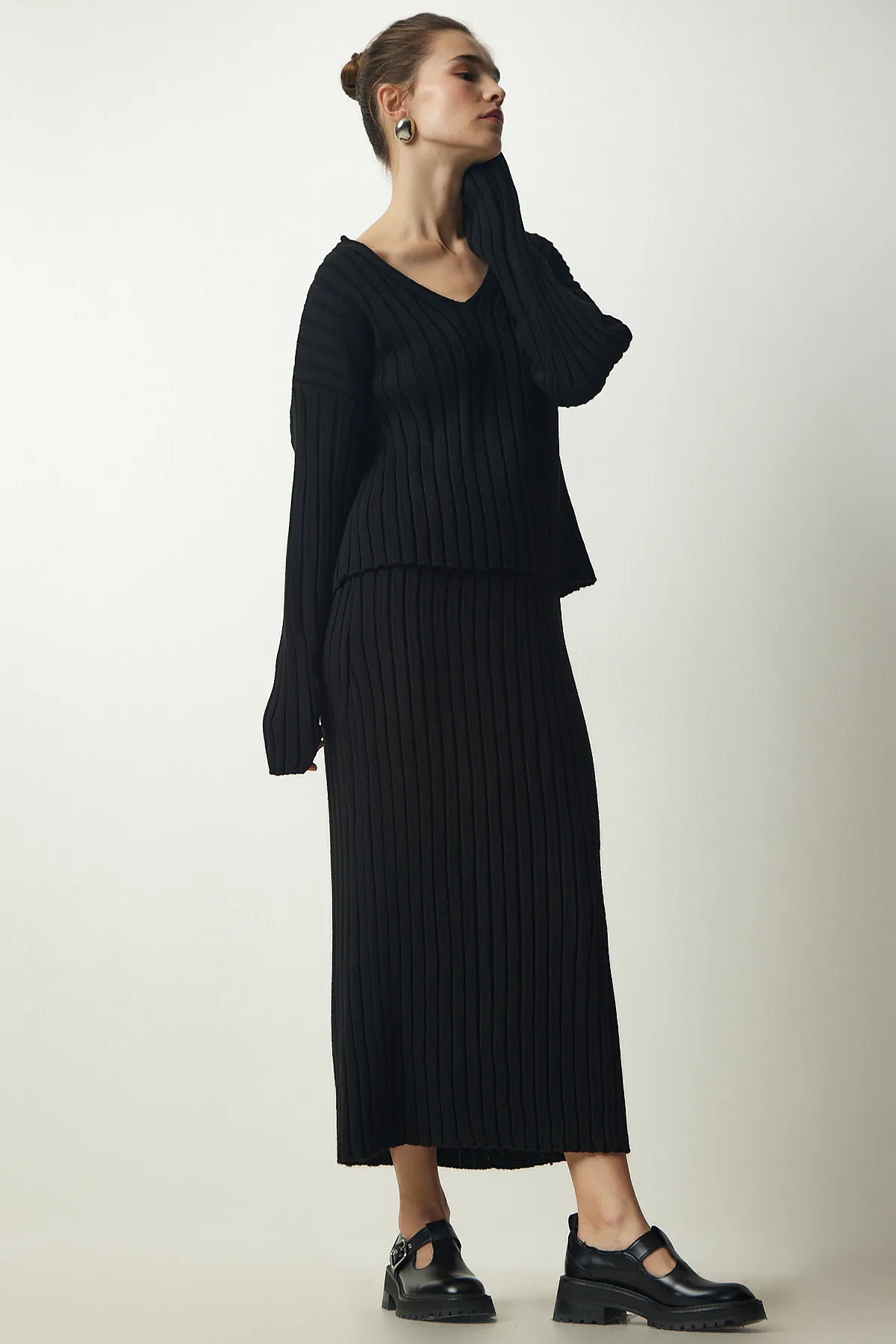 Happiness İstanbul  Schwarzes Strickset mit geripptem Pullover und Rock für Damen YY00188