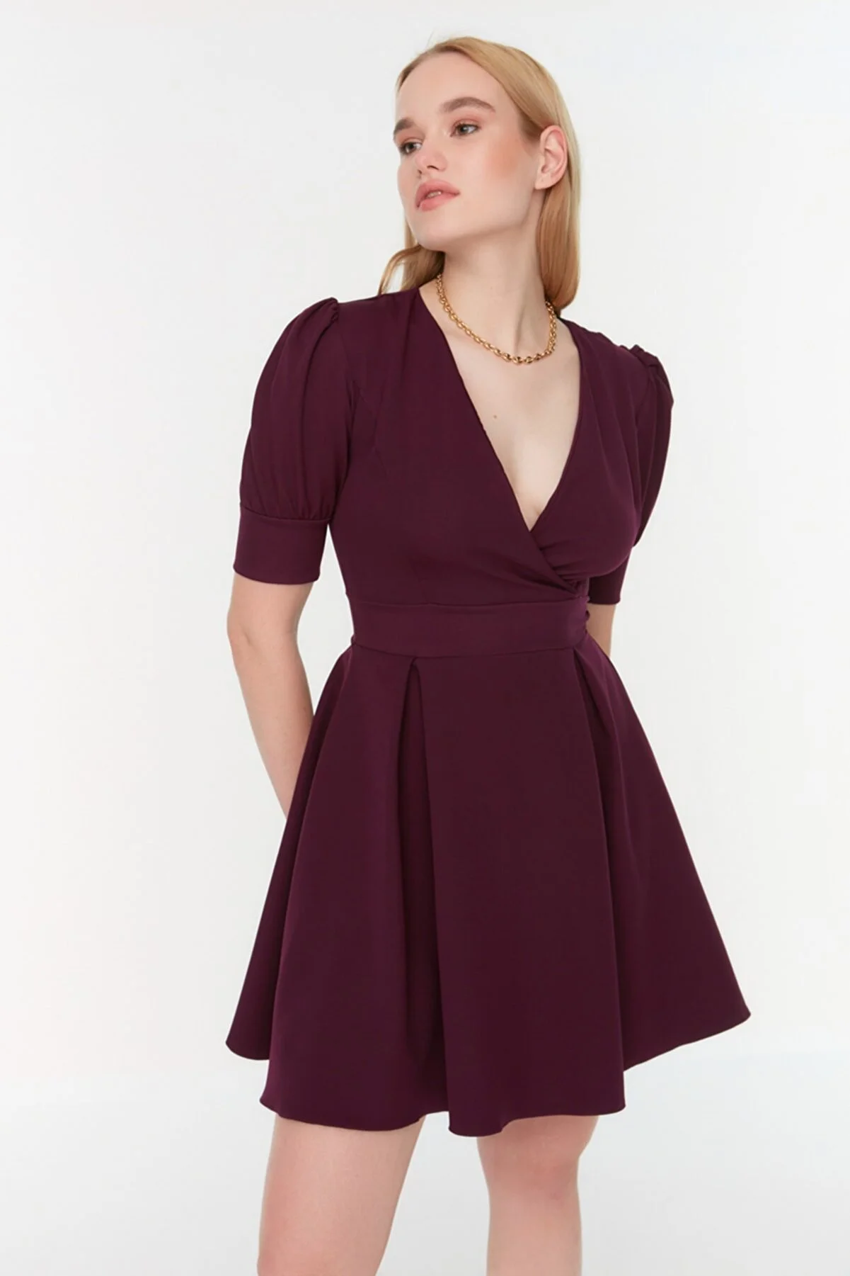 Trendyol Collection  Pflaumenfarbenes, mit Taillenöffnung geöffnetes Mini-gefüttertes, zweireihiges, plissiertes Webkleid mit Kragen TWOSS20EL1639