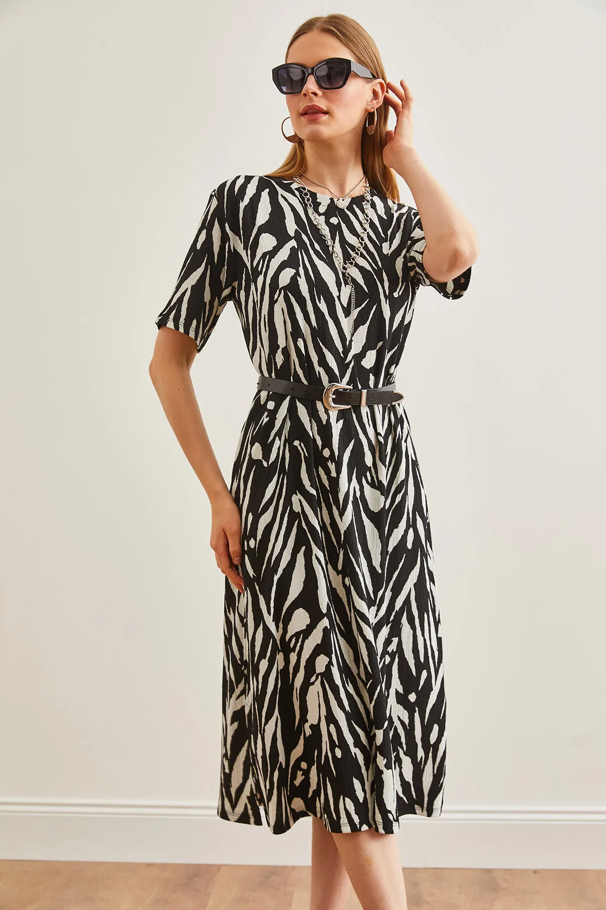 Olalook  Blattschwarzes, übergroßes Baumwollkleid – Seitenschlitz ELB-19001880