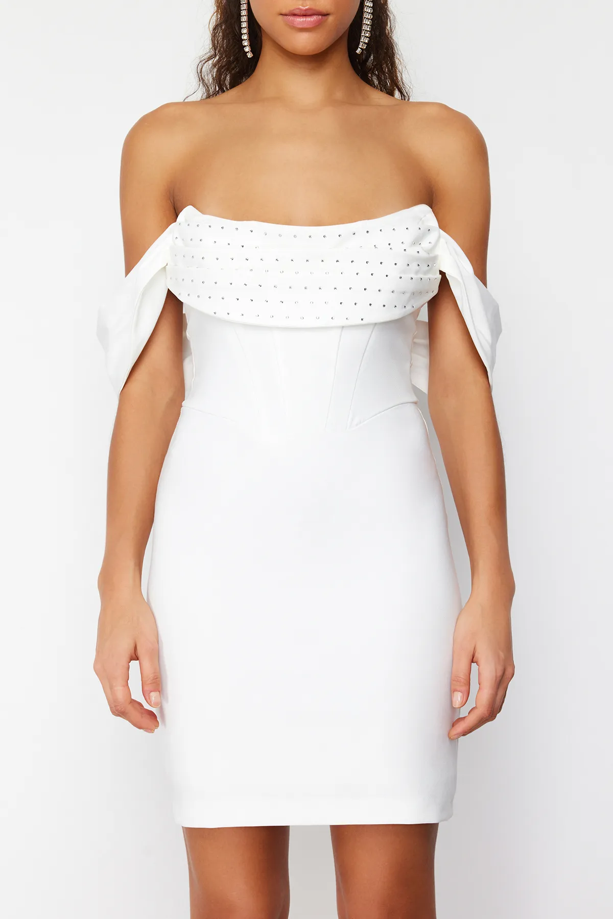 Trendyol Collection  Weißes, figurbetontes, gewebtes, gefüttertes, glänzendes, juwelenbesetztes Hochzeits-/Nikah-Elegantes Abendkleid TPRSS24EL00109