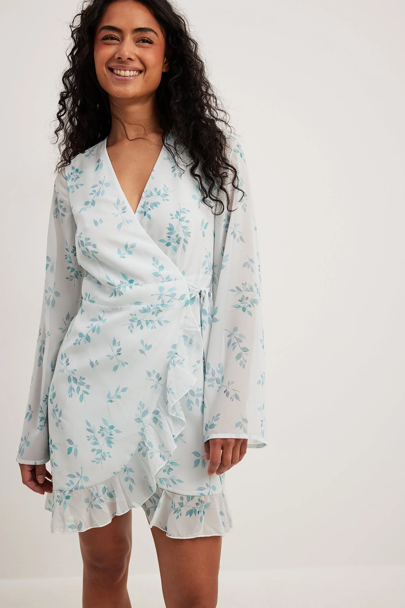 Überlappendes Minikleid mit gebundener Taille
