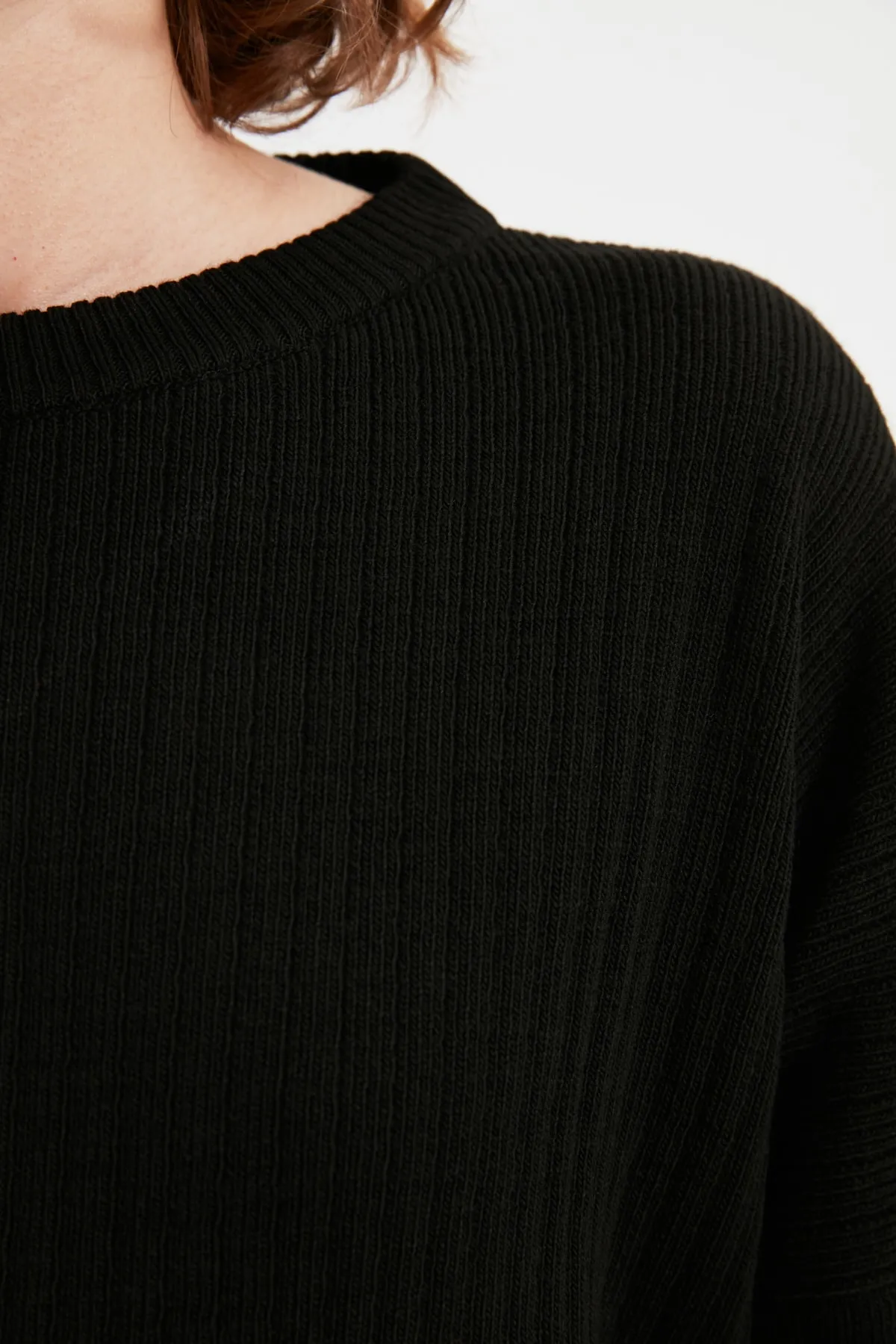 Trendyol Collection  Schwarzes Set aus Strickoberteil und -unterteil mit Rundhalsausschnitt TWOSS20AU0084