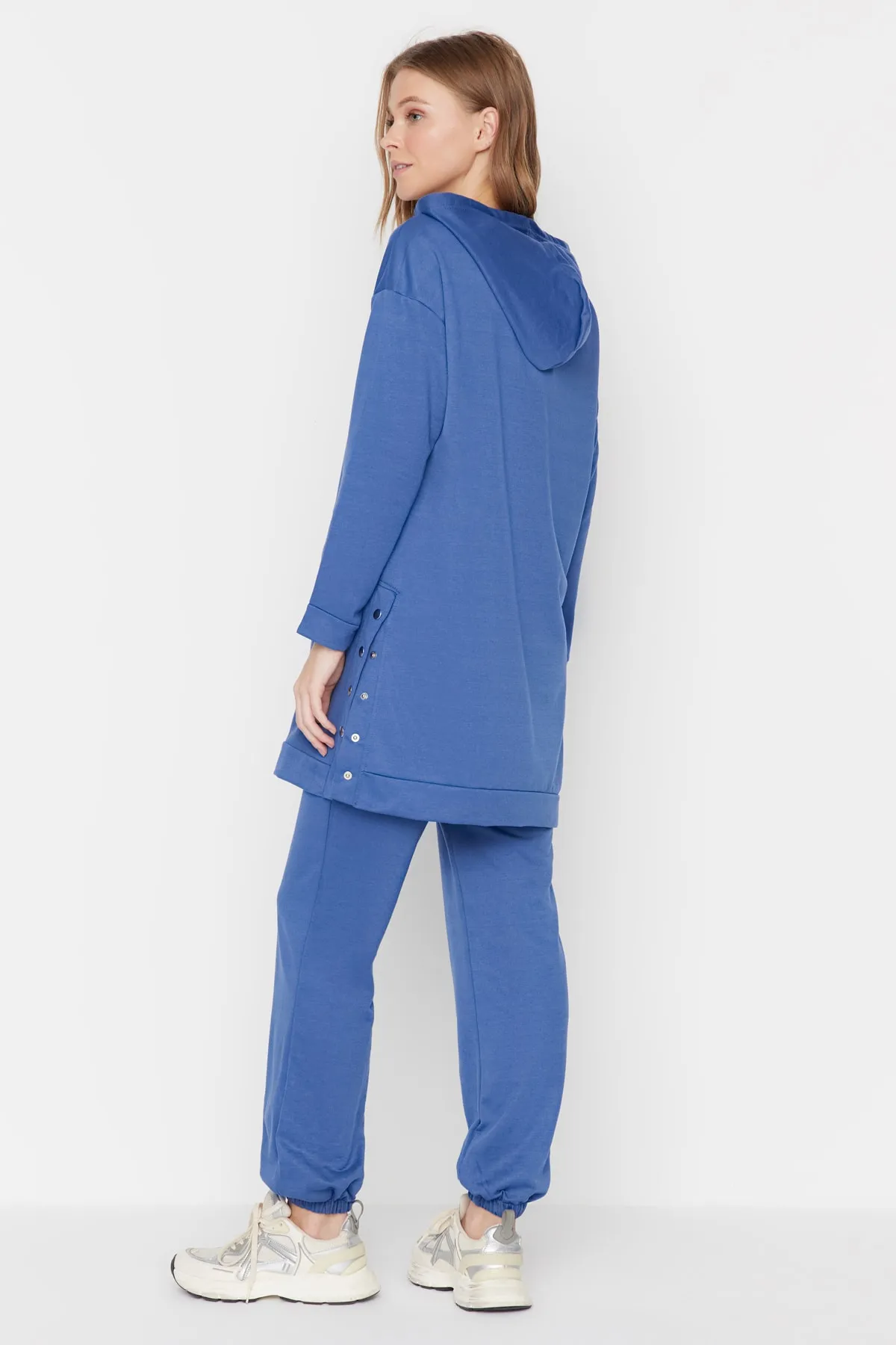 Trendyol Modest  Indigofarbenes Jogger-Trainingsanzug-Set mit Kängurutasche und Druckknopfdetail und Kapuze und Kapuze TCTSS21EM0072