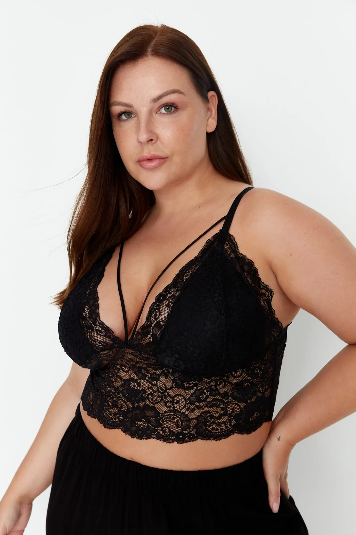 Trendyol Curve  Schwarzes, mit Paspeln überzogenes Spitzen-Bustier in Übergröße TBBAW23CW00000