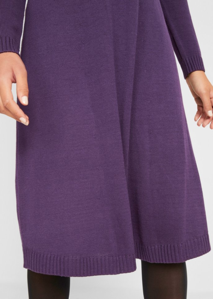 Knieumspielendes Strickkleid in ausgestellter Form