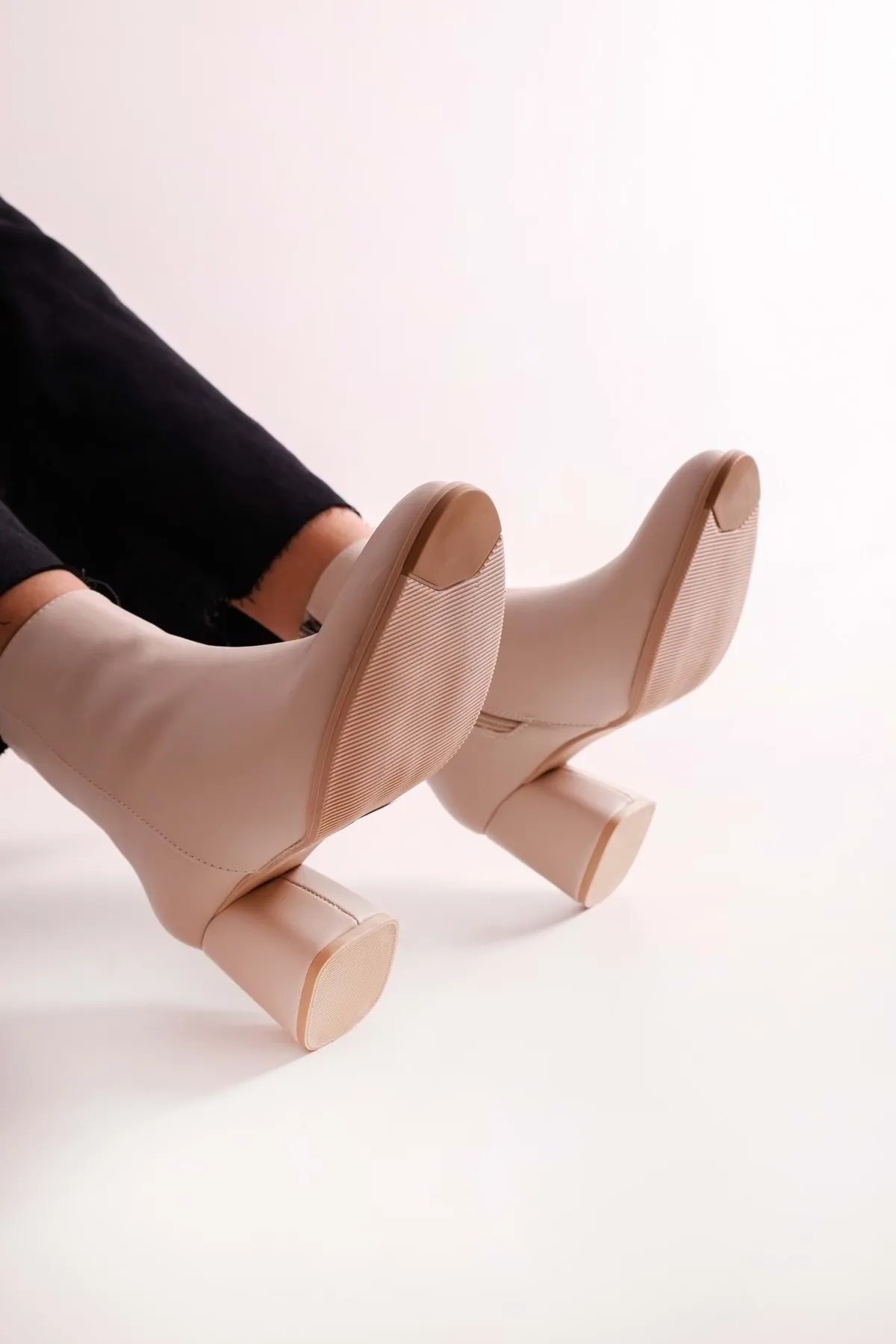 Shoeberry  Haylee Beige Skin Damenstiefel mit Absatz Beige Skin