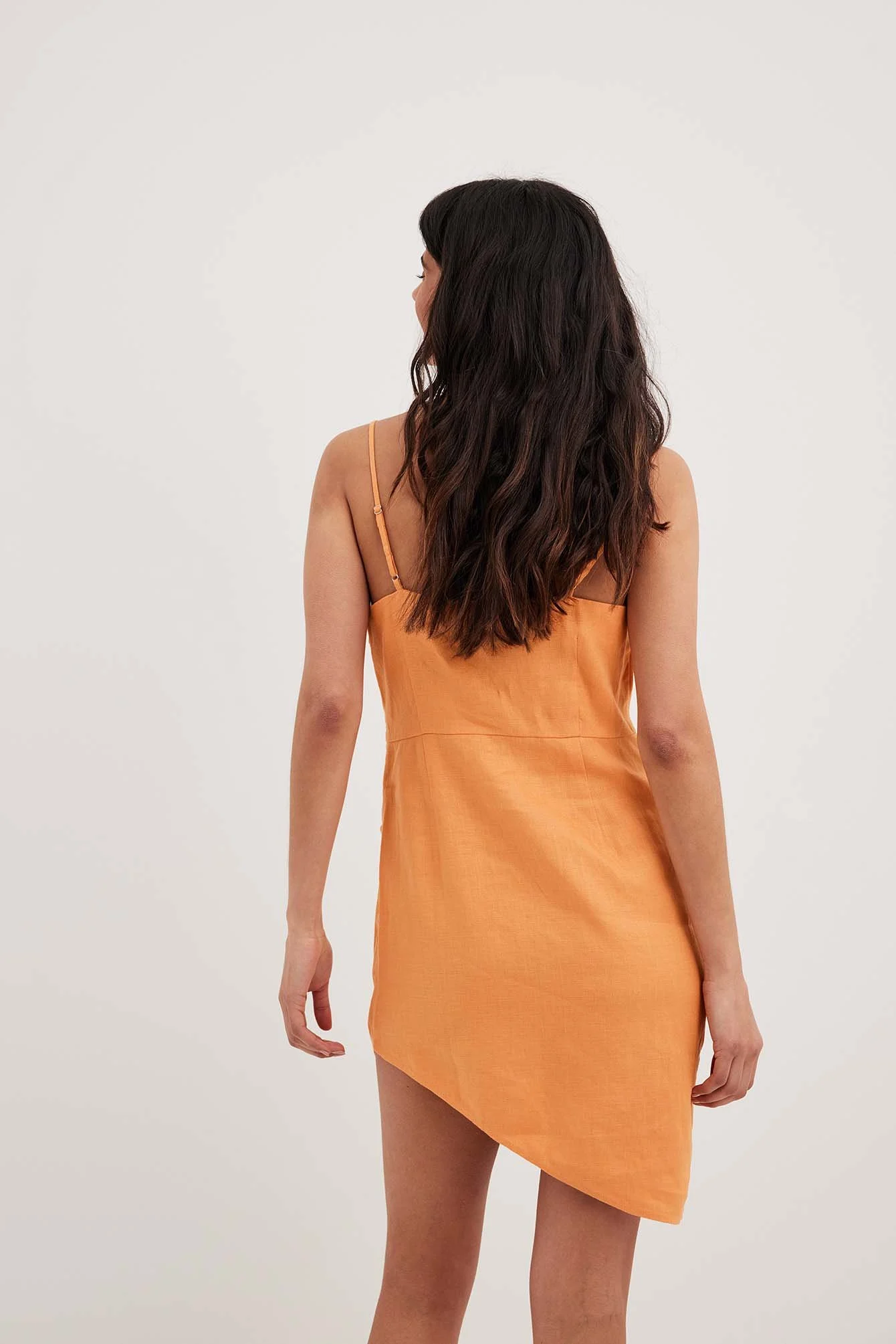 Leinenkleid mit überlappendem Wasserfallausschnitt
