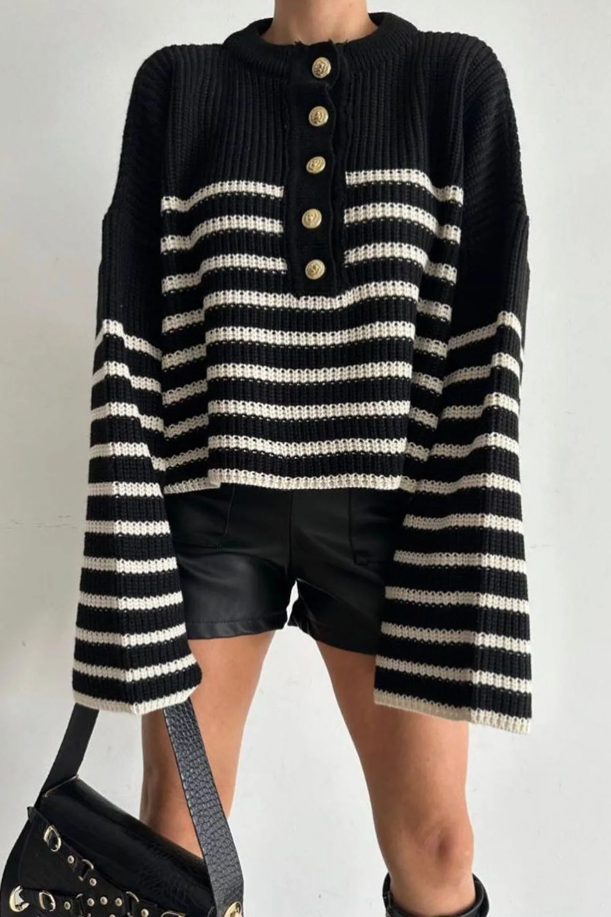 Madmext  Schwarzer Damen-Strickpullover mit Rundhalsausschnitt vorne und goldenen Knöpfen, gestreift, Mg1647