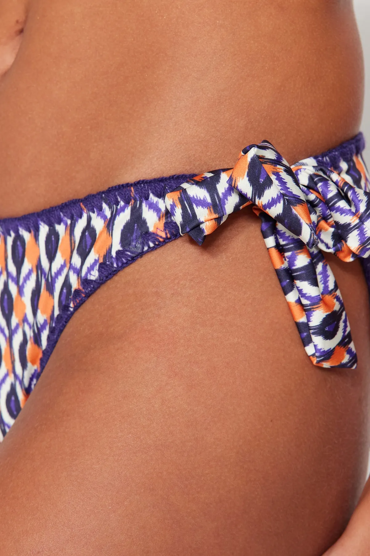 Trendyol Collection  Geometrisch gemusterte, bestickte Bikinihose mit normalem Beinausschnitt TBESS23BA00232