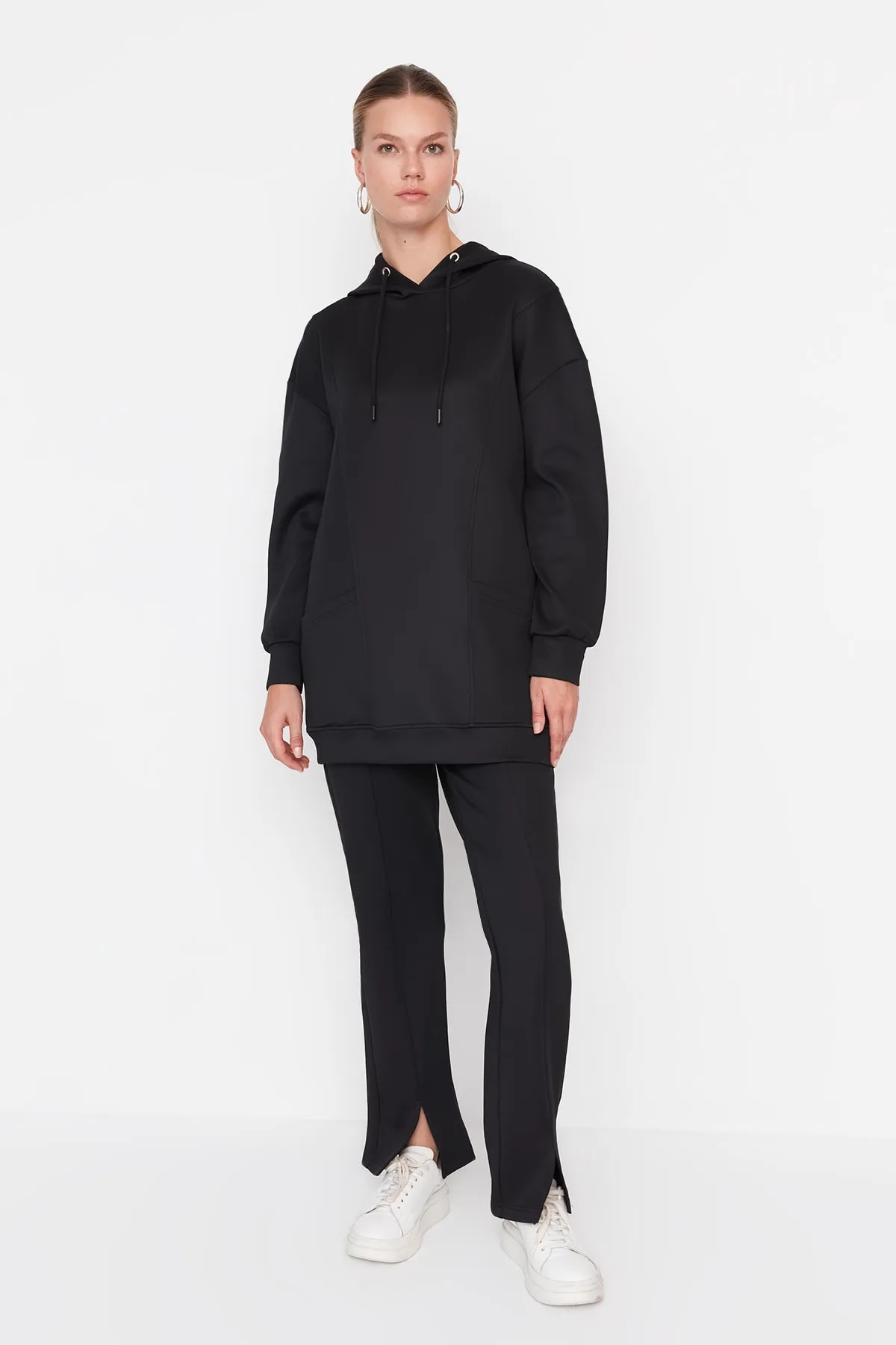 Trendyol Modest  Schwarzes Scuba-Sweatshirt-Hosen-Strickset mit Kapuze und Schlitzdetail TCTAW23US00139