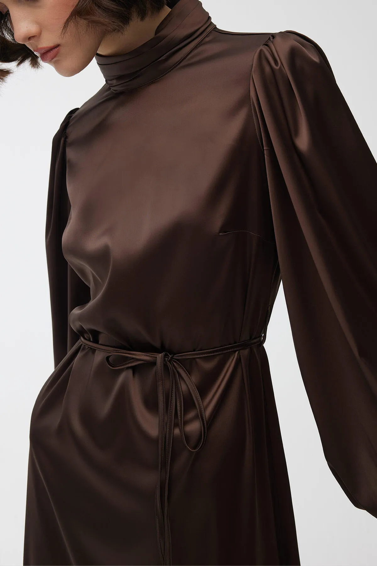 Manuka  Abendkleid aus Satin mit Ballonärmeln in Braun