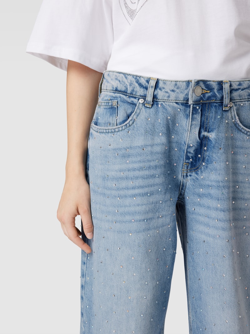 Jeans mit Strasssteinbesatz in hellblau