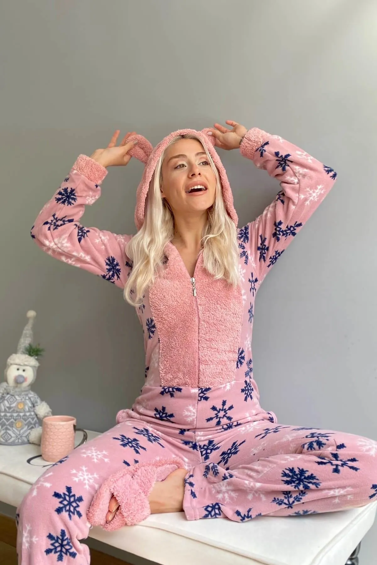Pijamaevi  Rosa Schneeflocken-gemusterter Damen-Overall-Pyjama aus Fleece und Plüsch für Damen