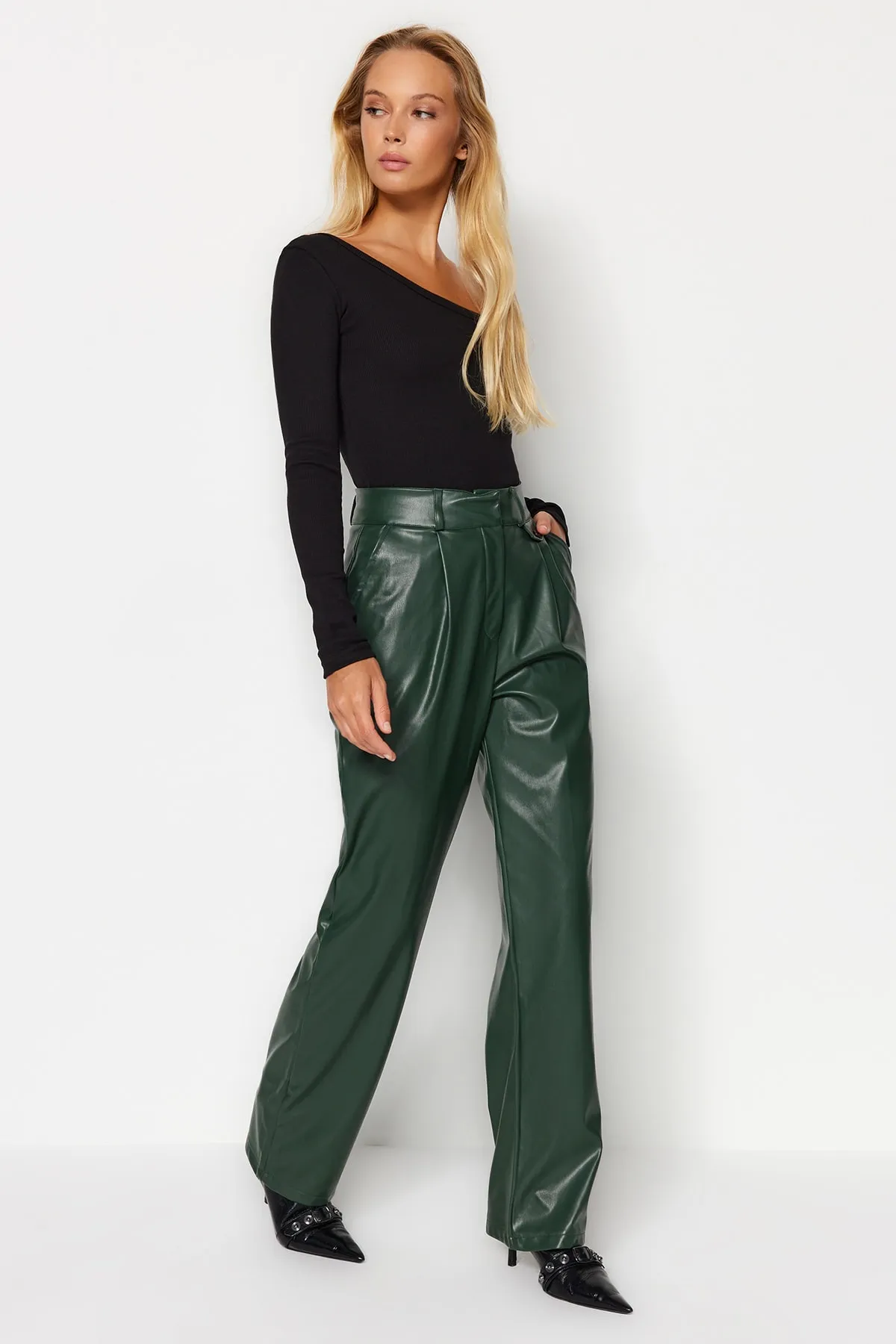 Trendyol Collection  Dunkelgrüne, gerade geschnittene Webhose aus Kunstleder TWOAW24PL00053