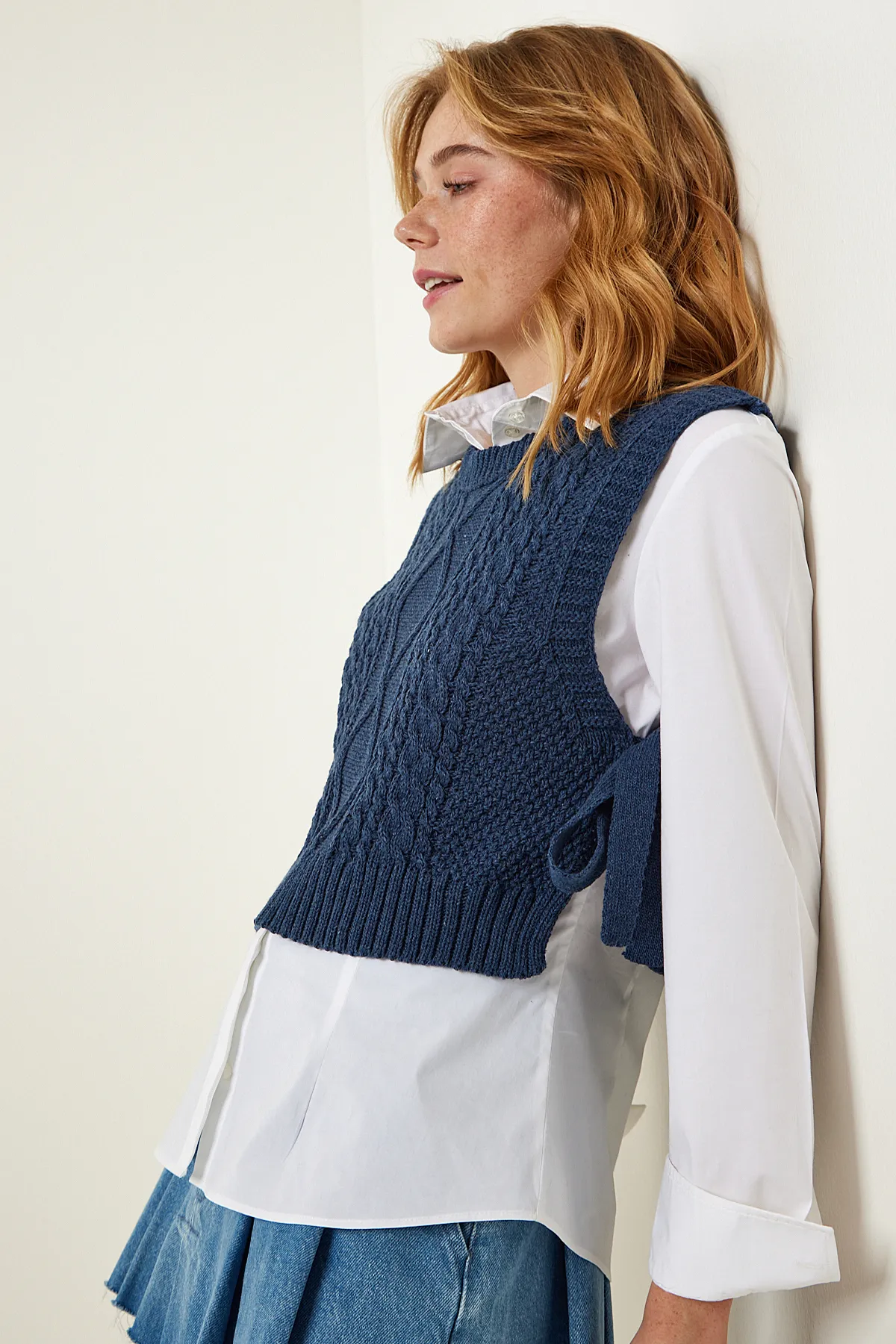 Happiness İstanbul  Damen Cropped-Strick-Wildleder mit Motiv zum Binden in Marineblau MW00131