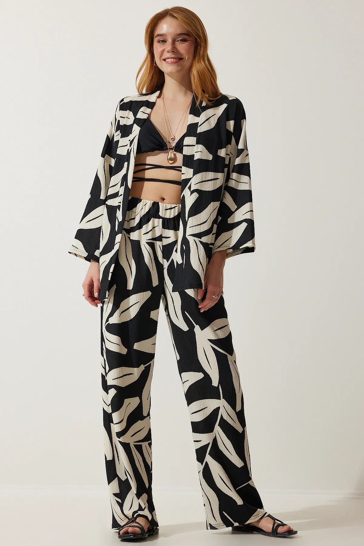 Happiness İstanbul  Schwarzes gemustertes Crinkle-Sommerjacke-Palazzo-Set für Damen DD01304