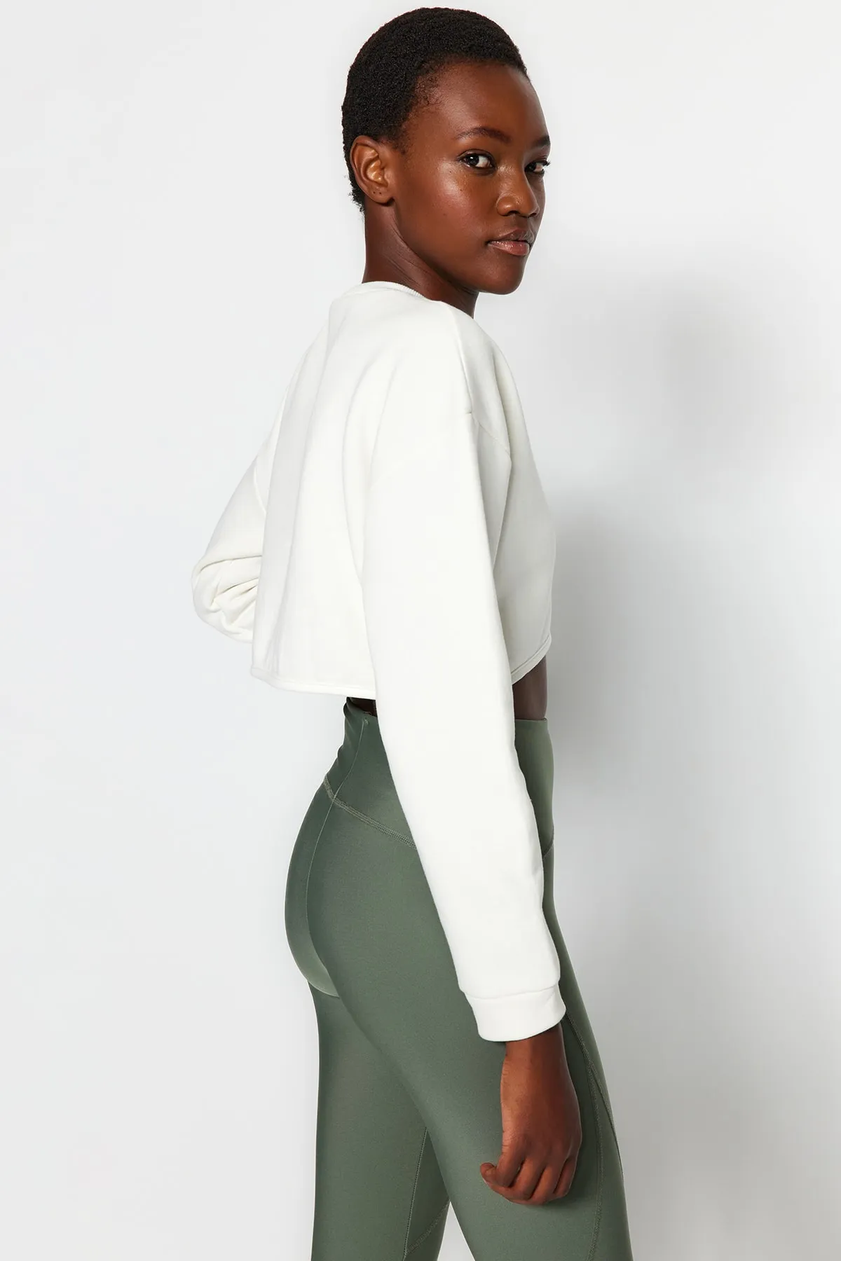 Trendyol Collection  Ecru Super Crop Fleece Gestricktes Sport-Sweatshirt TWOAW23SW00189