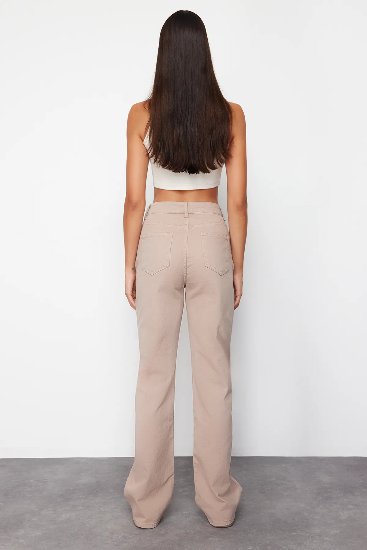 Trendyol Collection  Nerzfarbene Jeans mit weitem Bein und hoher Taille TWOSS23JE00068