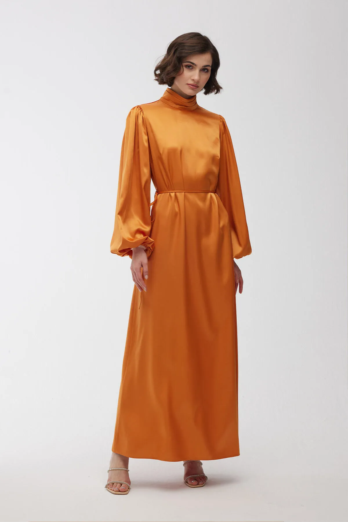 Manuka  Abendkleid aus Satin mit Ballonärmeln in Orange