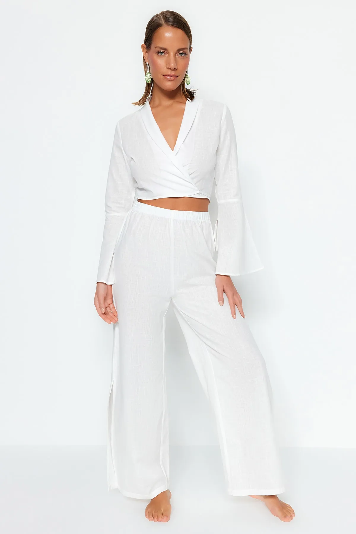 Trendyol Collection  Ecrufarbenes, gewebtes, geschlitztes Blusen- und Hosen-Set aus 100 % Baumwolle TBESS23AU00085