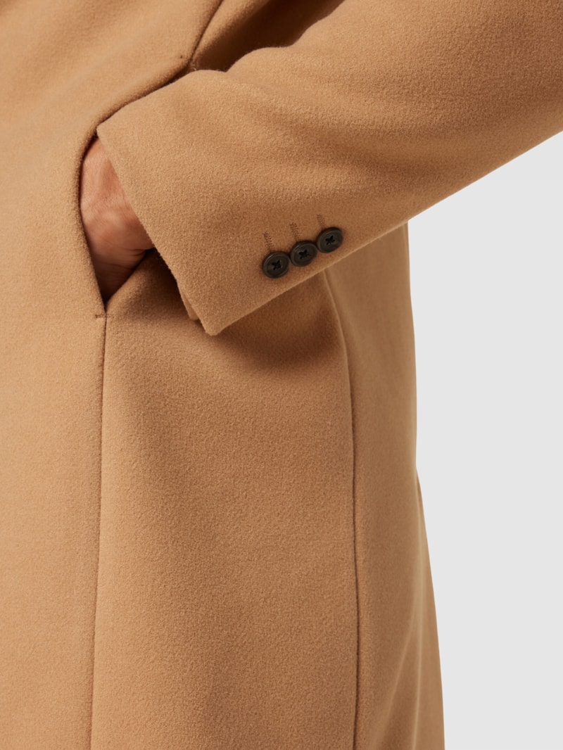 Mantel mit seitlichen Eingrifftaschen in camel