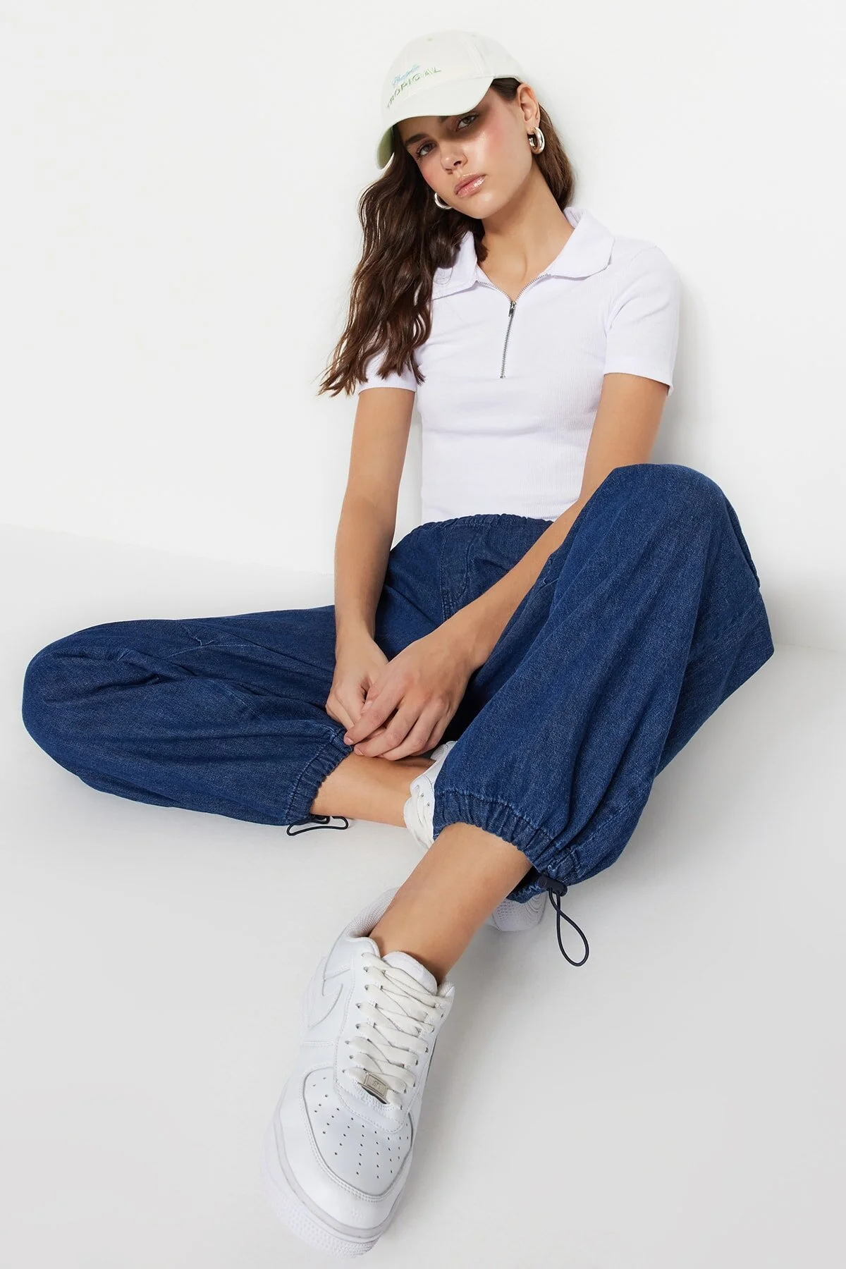 Trendyol Collection  Weiße gerippte, dehnbare Strickbluse mit Reißverschluss und detailliertem Polo-Ausschnitt TWOSS23BZ00496
