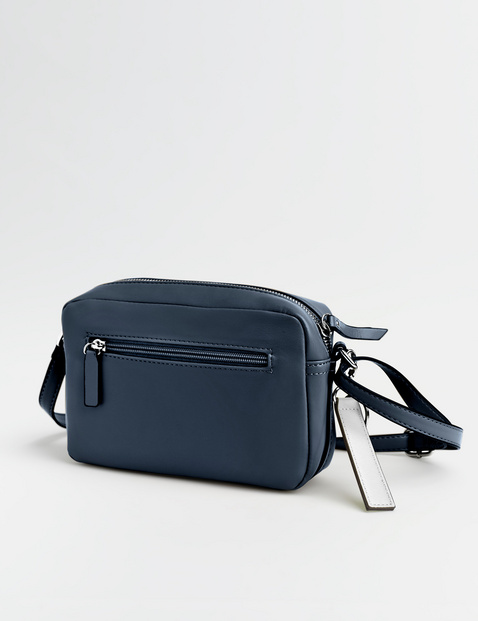 Kleine Schultertasche mit dekorativem Anhänger