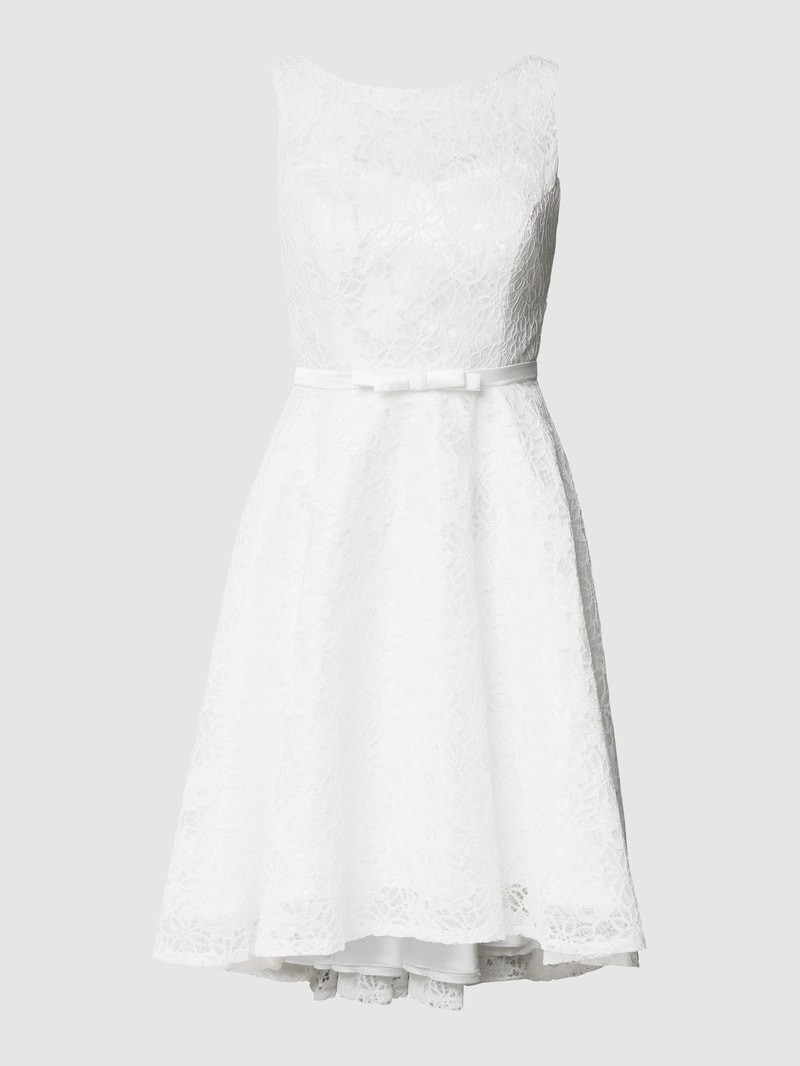 Brautkleid mit floraler Spitze in weiß