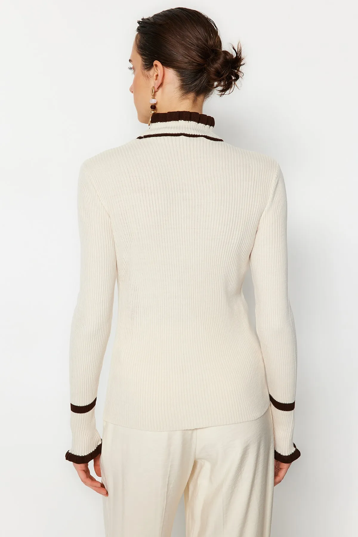 Trendyol Collection  Strickpullover mit Blockfarben in Stein TWOAW22KZ1250