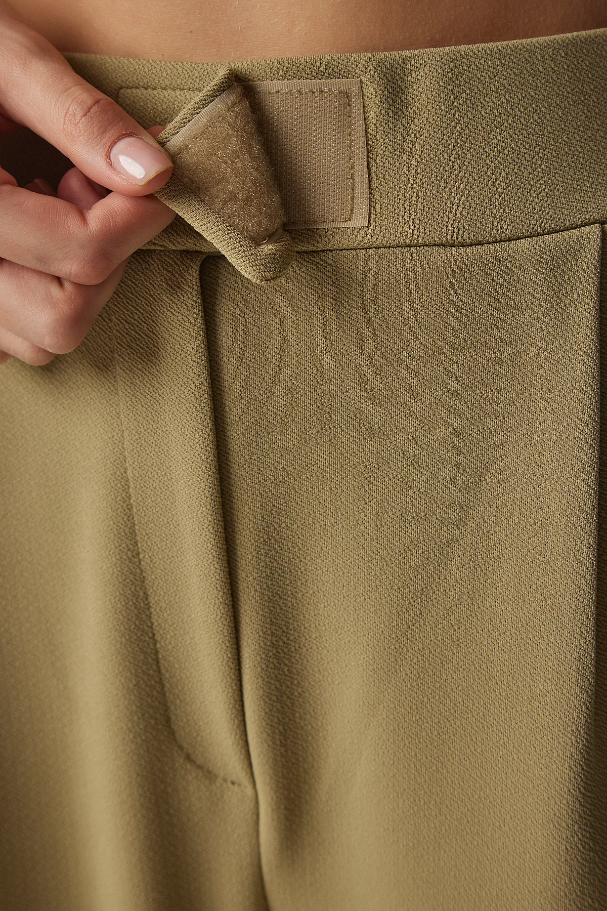 Happiness İstanbul  Bequeme gewebte Damenhose in Hellkhaki mit Klettverschluss an der Taille RV00150