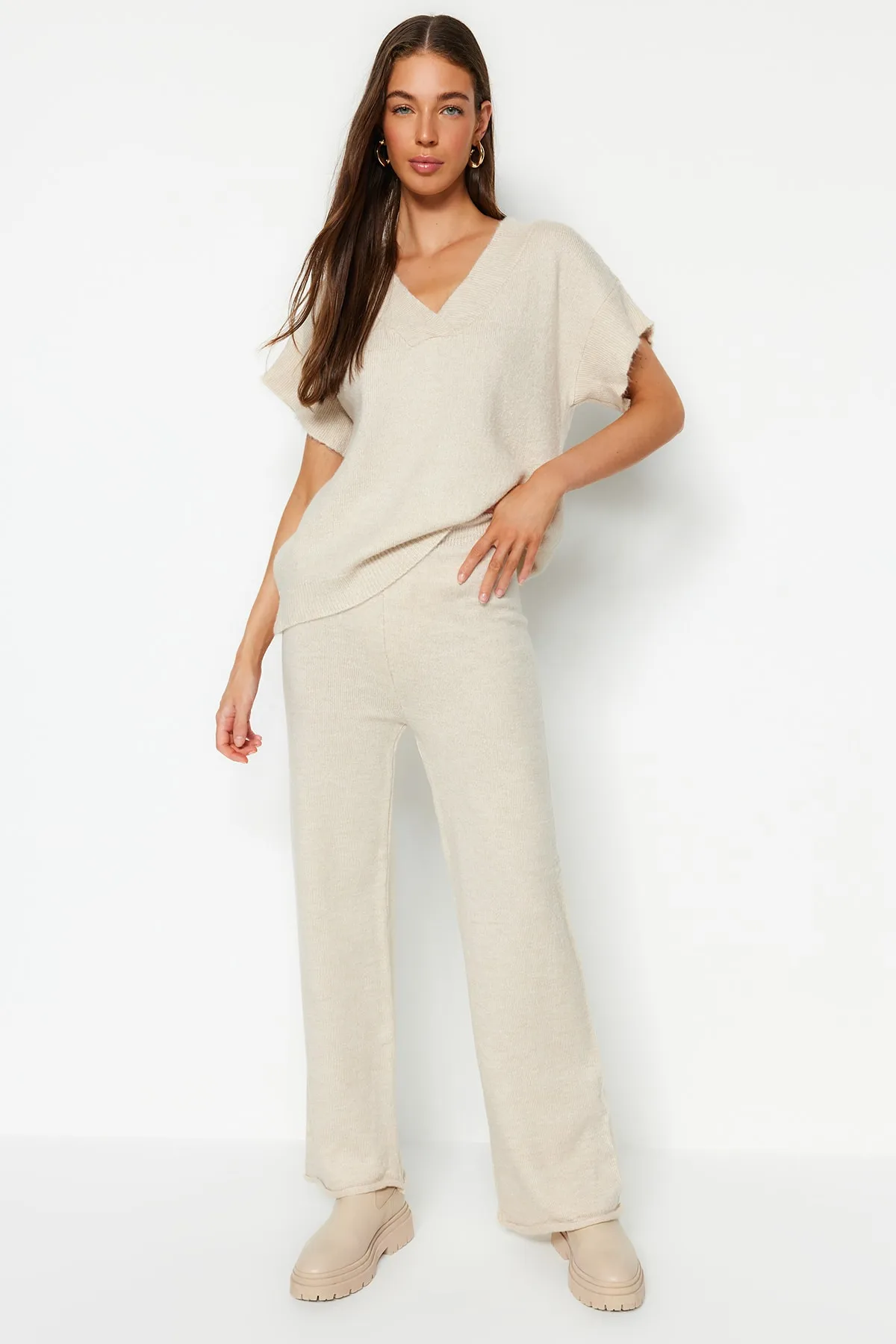 Trendyol Collection  Set aus Oberteil und Unterteil aus Strick mit V-Ausschnitt und weicher Struktur in Stein TWOAW24AU00042