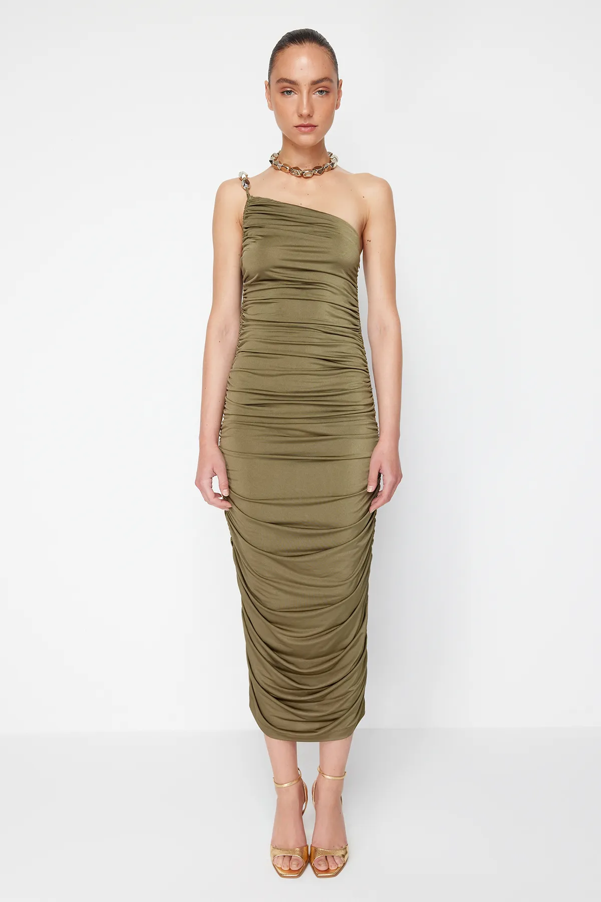 Trendyol Collection  Zeynep Tosun Design - Khakifarbenes gestricktes Abendkleid mit Accessoire-Detail TCLSS24EL00002