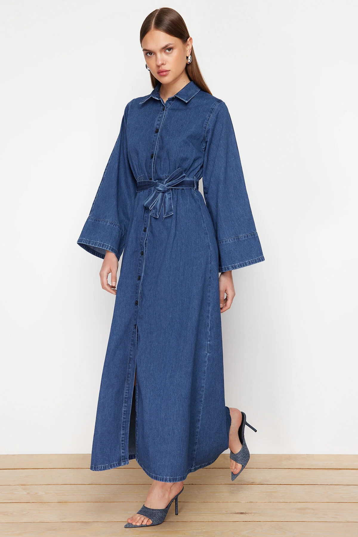 Trendyol Collection  Dunkelblaues Maxi-Jeanskleid mit Hemdbluse TWOSS24EL00923