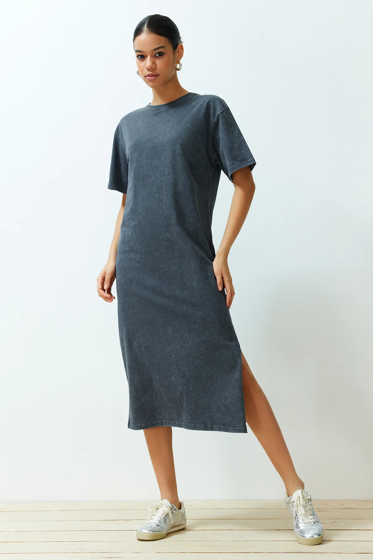 Trendyol Collection  Anthrazitfarbenes, 100 % Baumwolle, geschlitztes T-Shirt-Kleid mit Used-Look und bequemer Passform TWOSS24EL00140