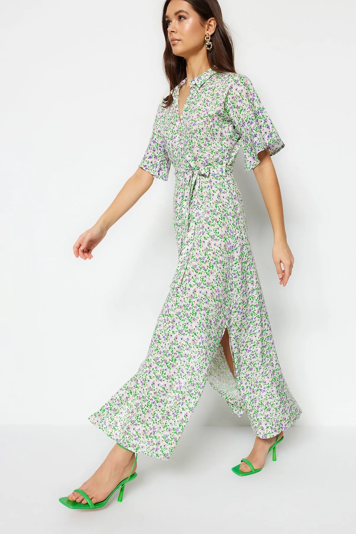 Trendyol Collection  Lilafarbenes, gewebtes Maxi-Hemdkleid aus Viskose mit Blumendruck und Gürtel TWOSS19EL0094