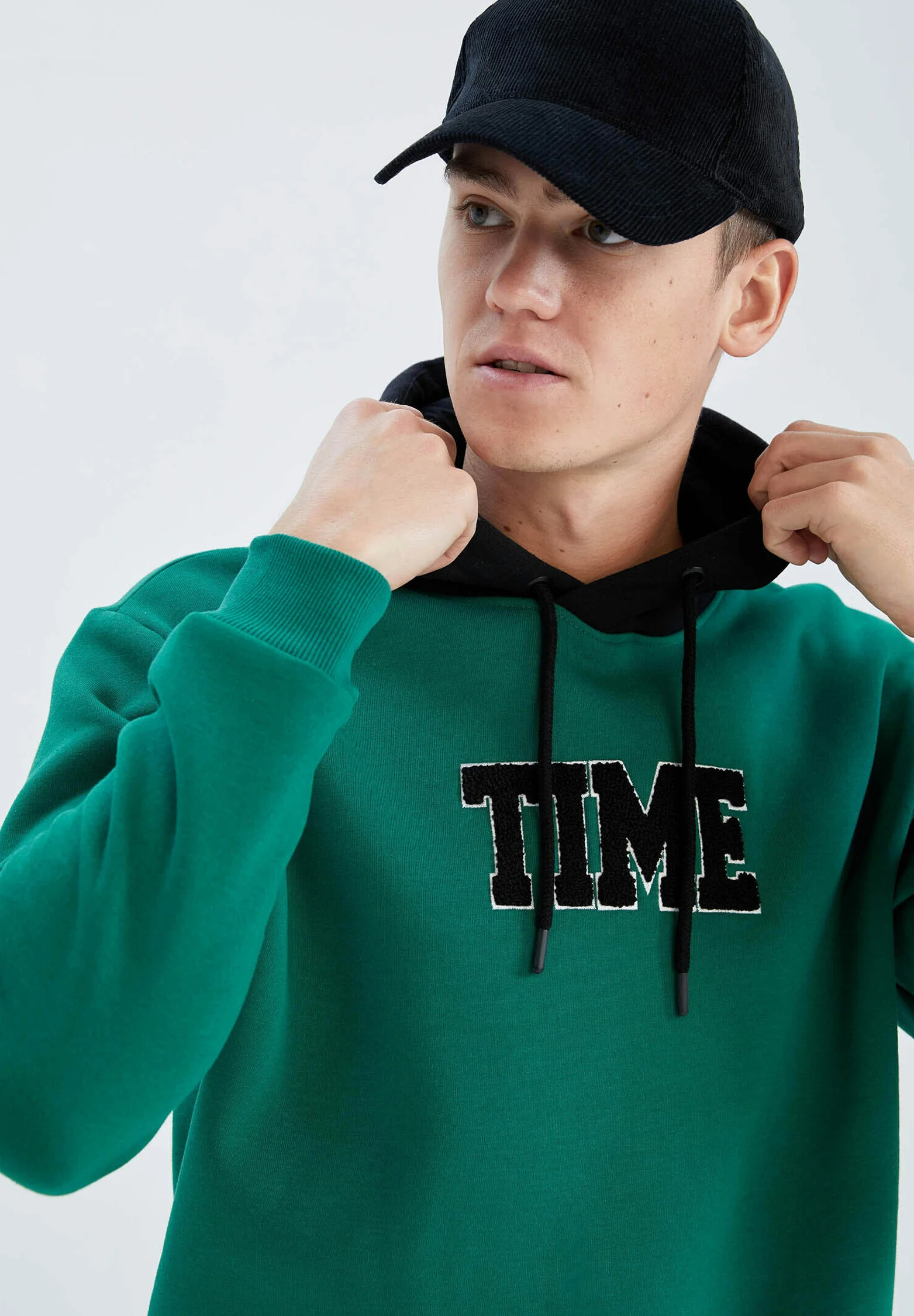 Sudadera con capucha DeFacto REGULAR FIT