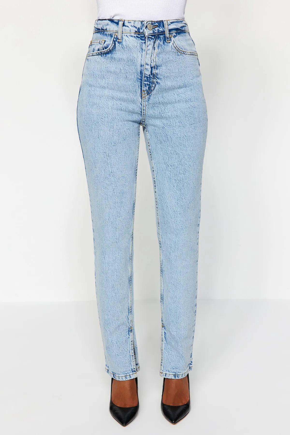 Trendyol Collection  Hellblaue Jeans mit Schlitz und hoher Taille, gerader Schnitt, TWOSS22JE0430