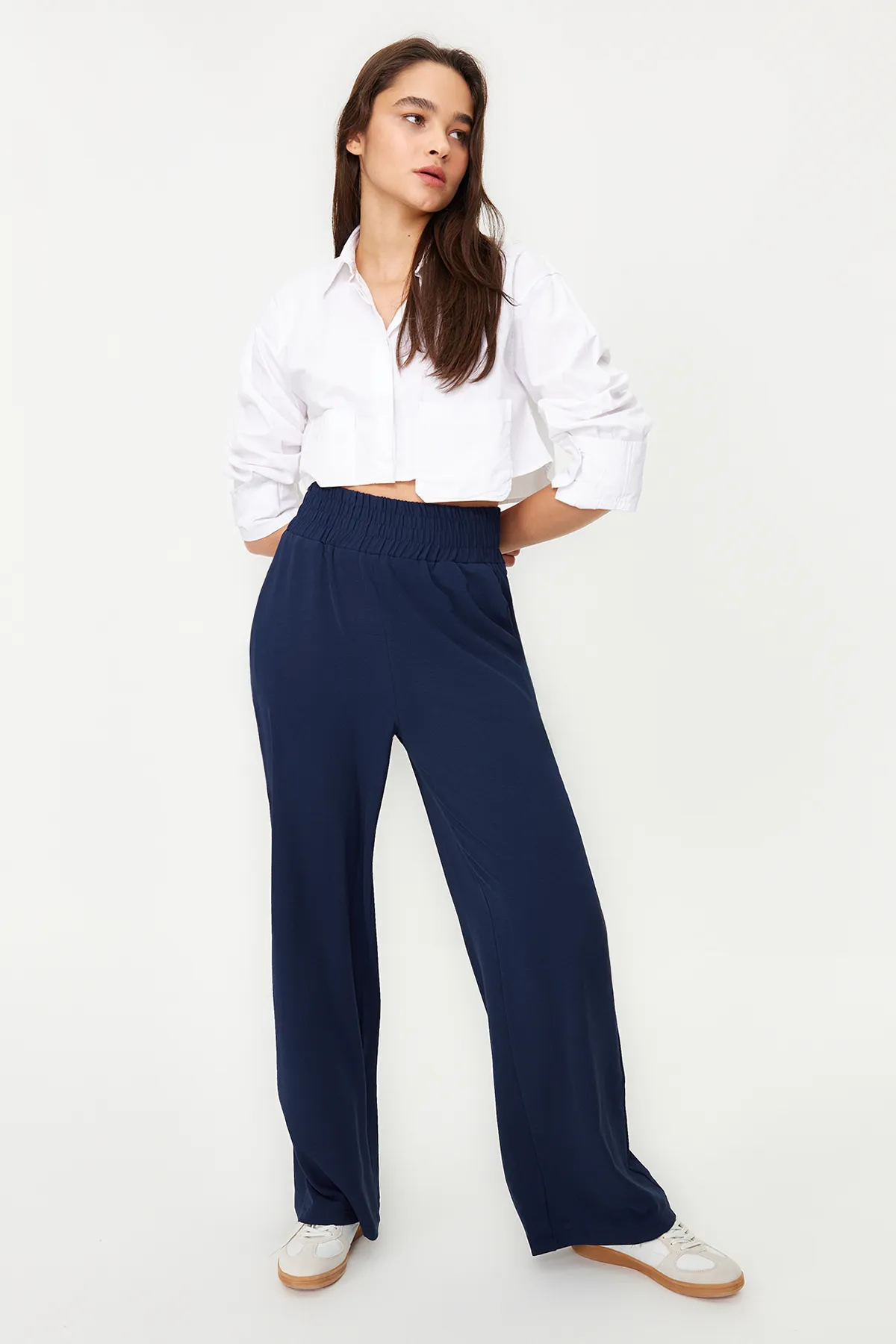 Trendyol Collection  Marineblaue, elastische Webhose mit weitem Bein / breiter Knöcheltaille TWOSS22PL00024