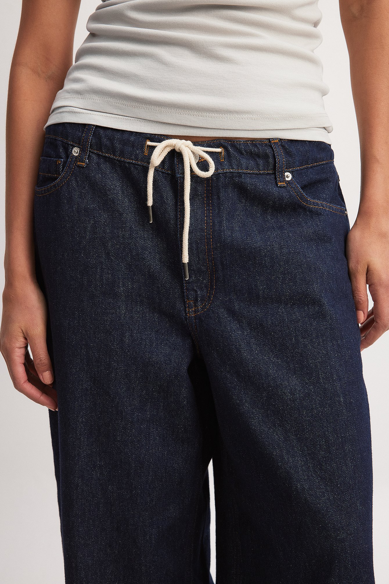 Jeans mit halbhoher Taille und Tunnelzug