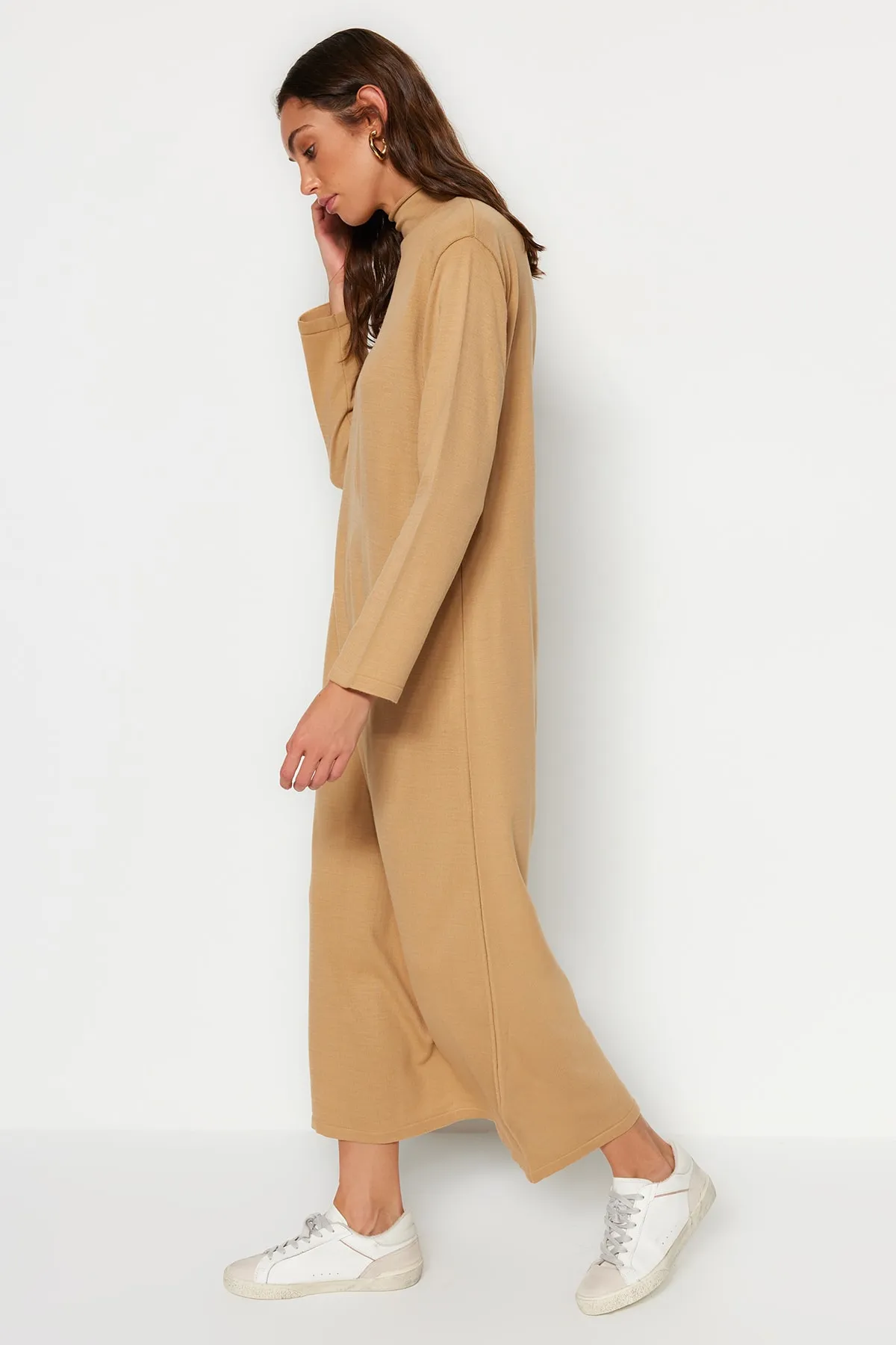 Trendyol Modest  Kamelfarbenes Strickkleid mit Rollkragen TCTAW23EB00001