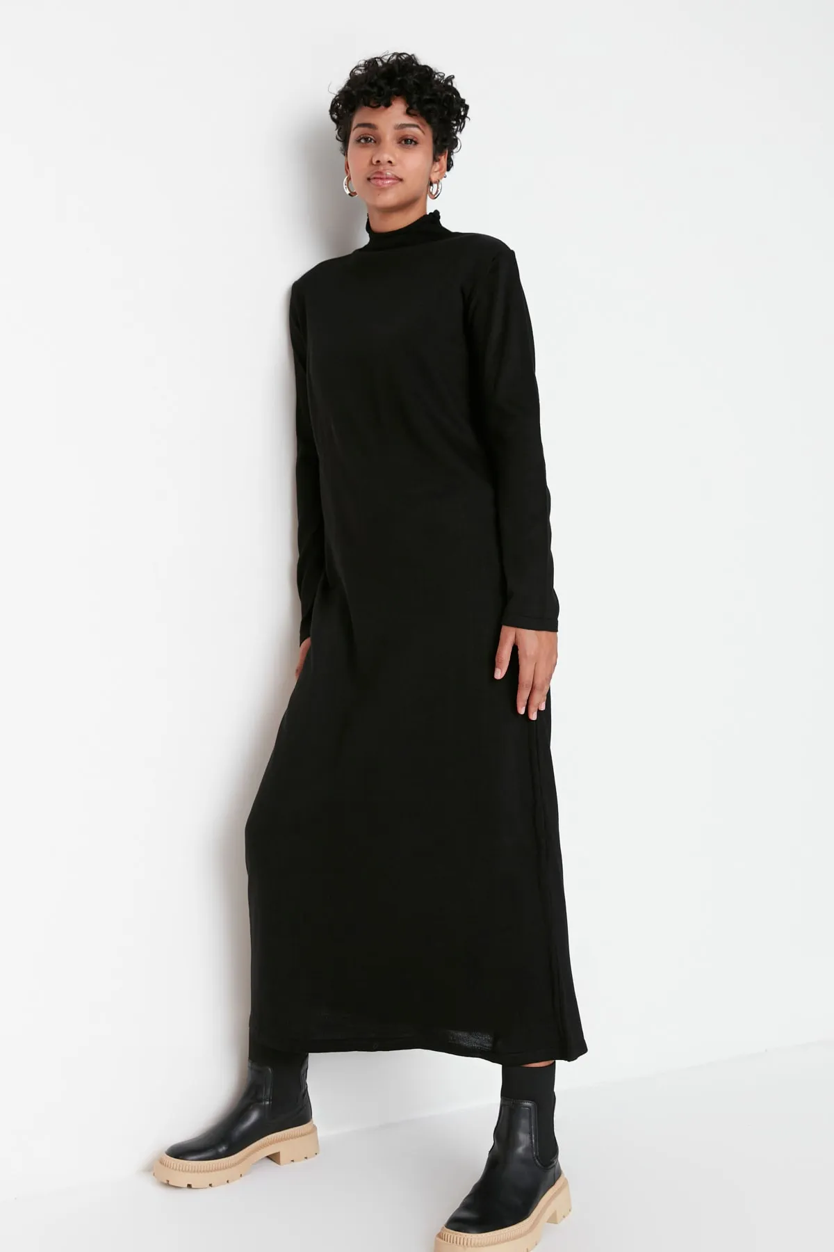 Trendyol Modest  Schwarzes Rollkragen-Strickkleid TCTAW23EB00001