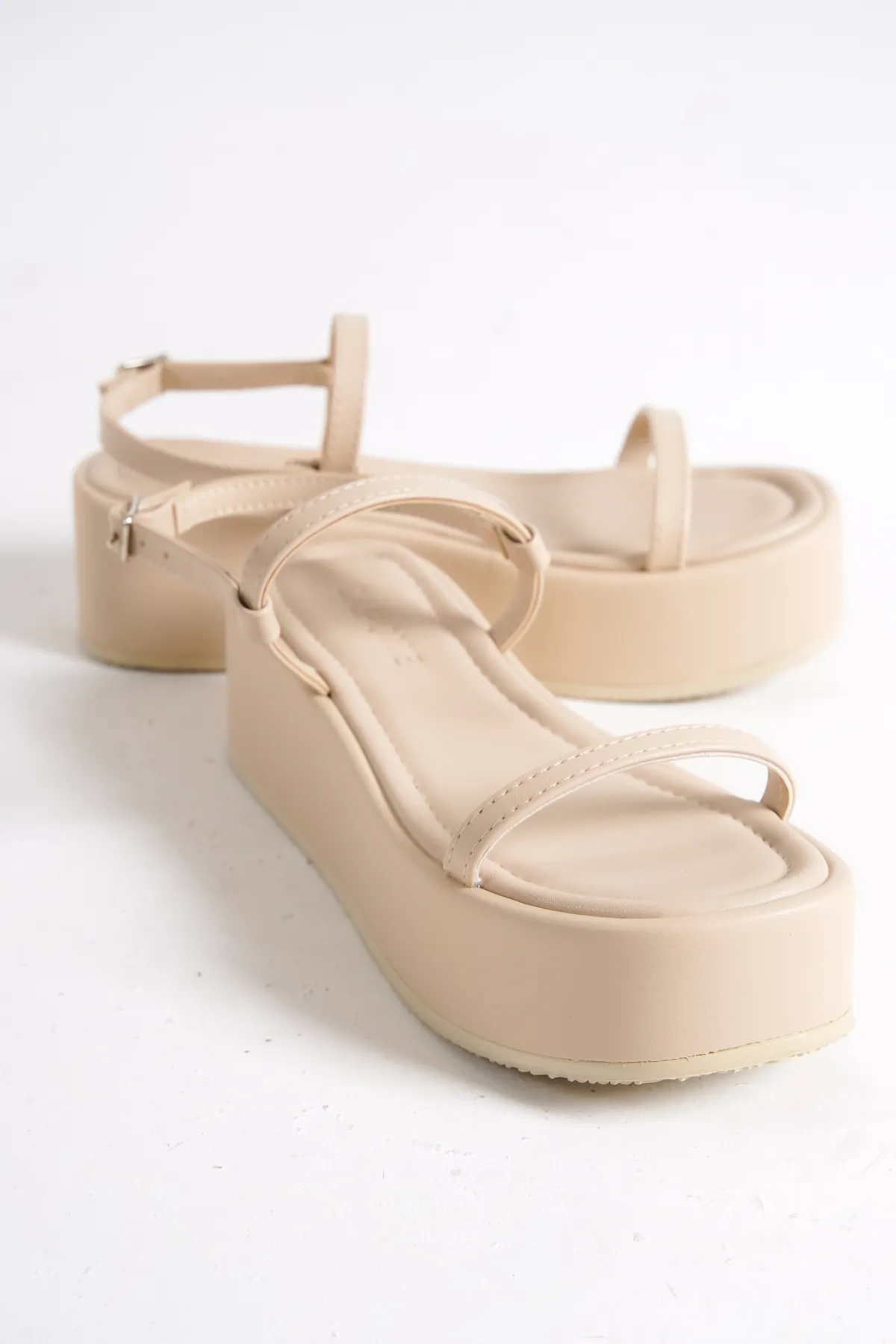Capone Outfitters  Dünne Damen-Flatform-Sandalen mit Doppelriemen und Keilabsatz