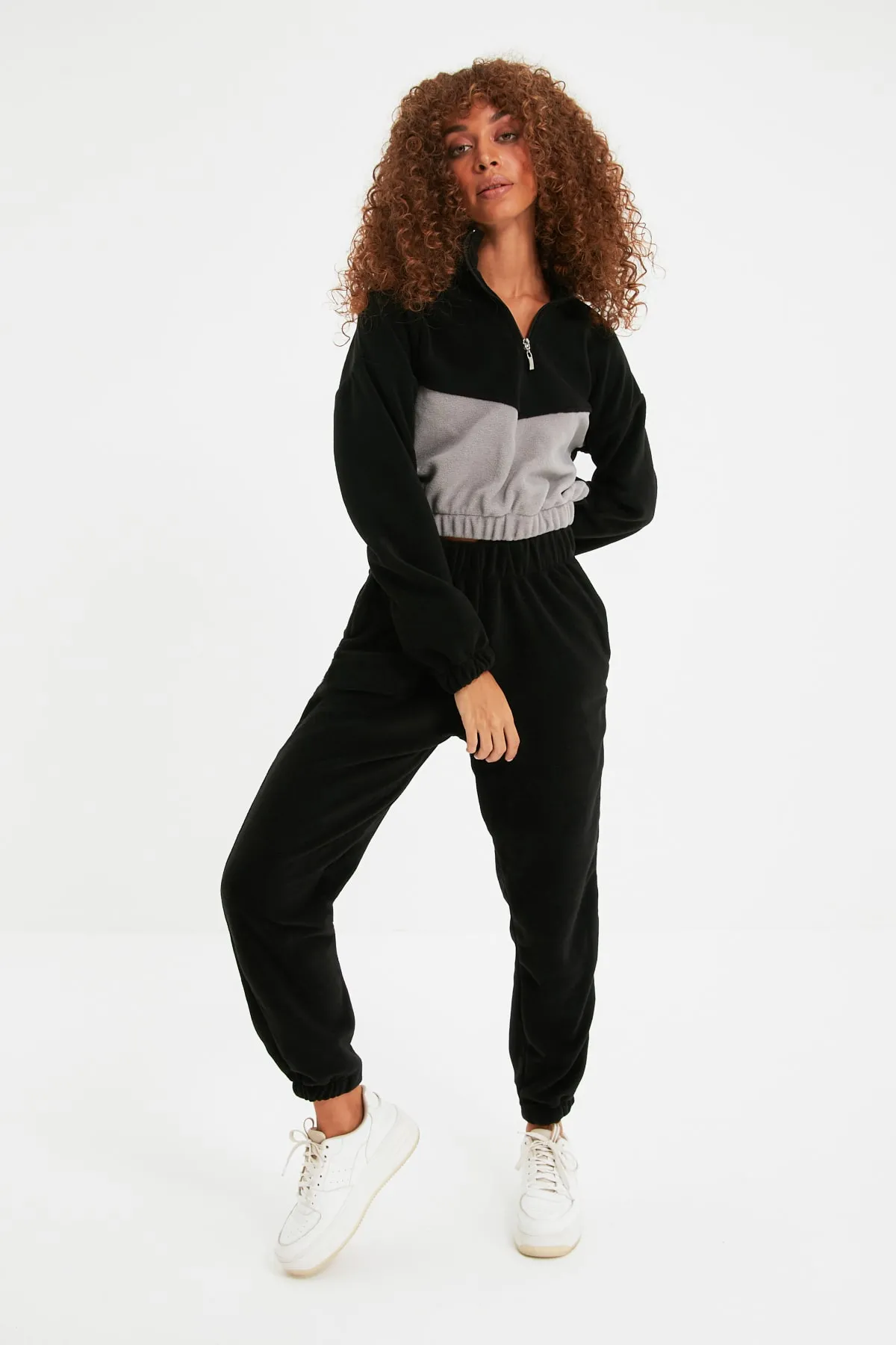 Trendyol Collection  Schwarze lockere Jogginghose aus Fleece-Strick TWOAW22EA0398