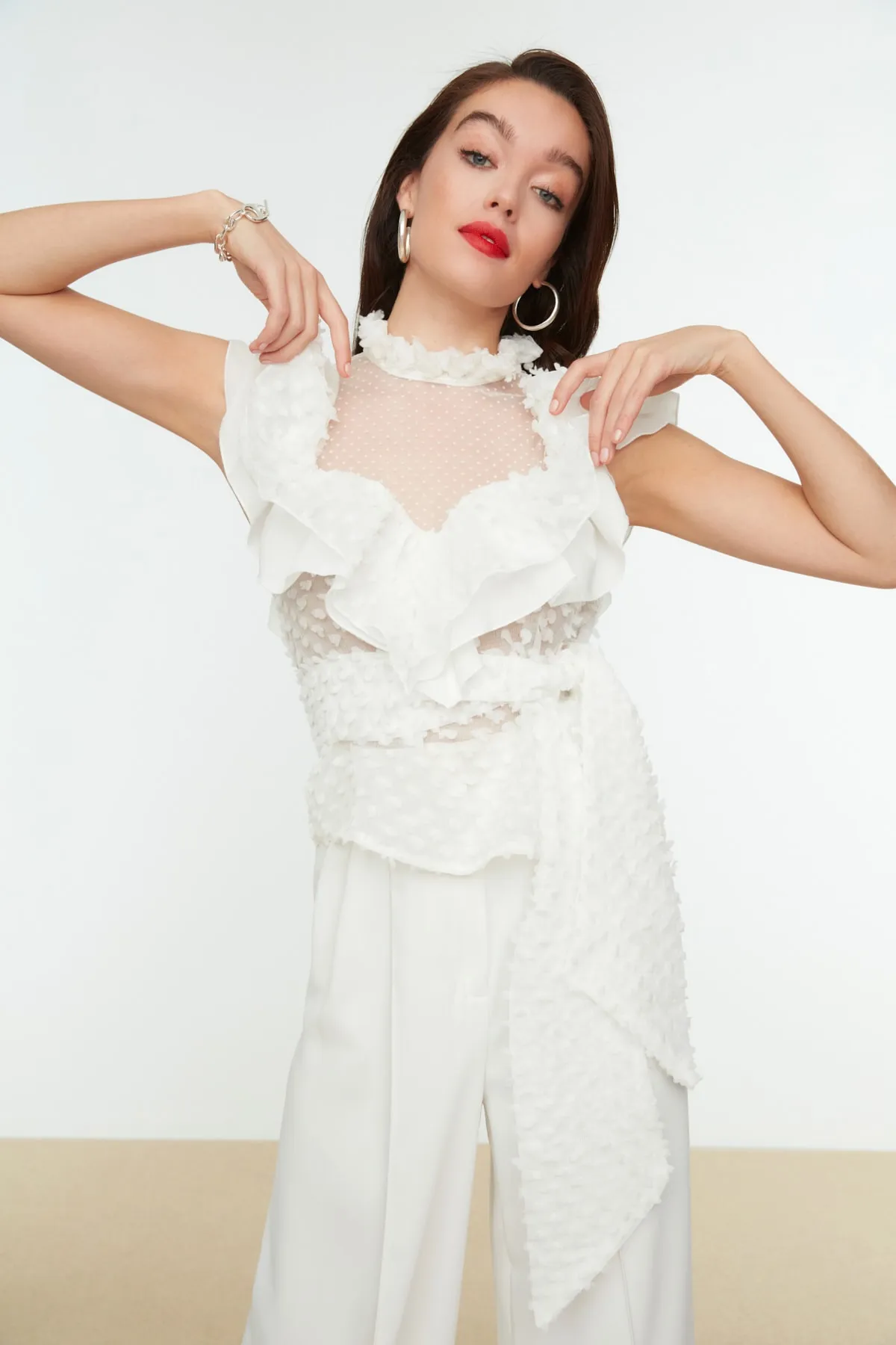Trendyol Collection  Ecrufarbene Volantbluse mit Krawatte und detailliertem Volant TPRSS20BZ0774