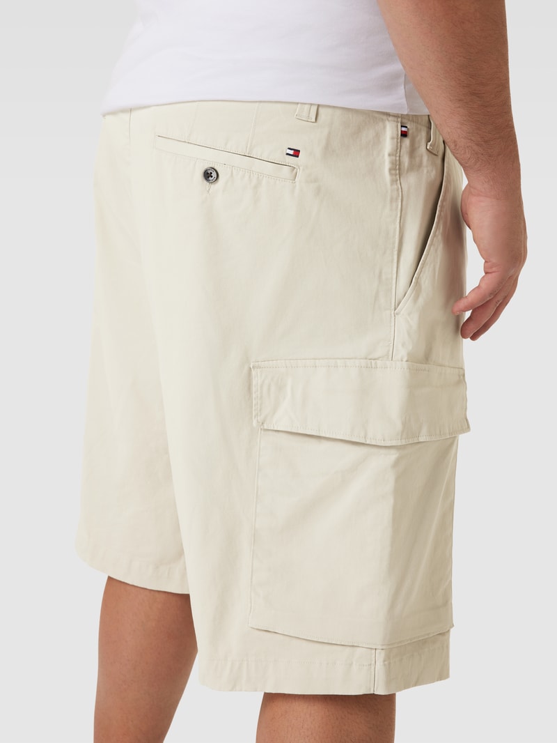 PLUS SIZE Cargoshorts mit Label-Details in hellgrau