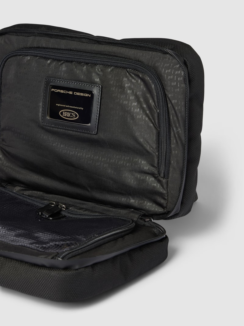 Kulturtasche mit Reißverschluss und Label-Detail in schwarz
