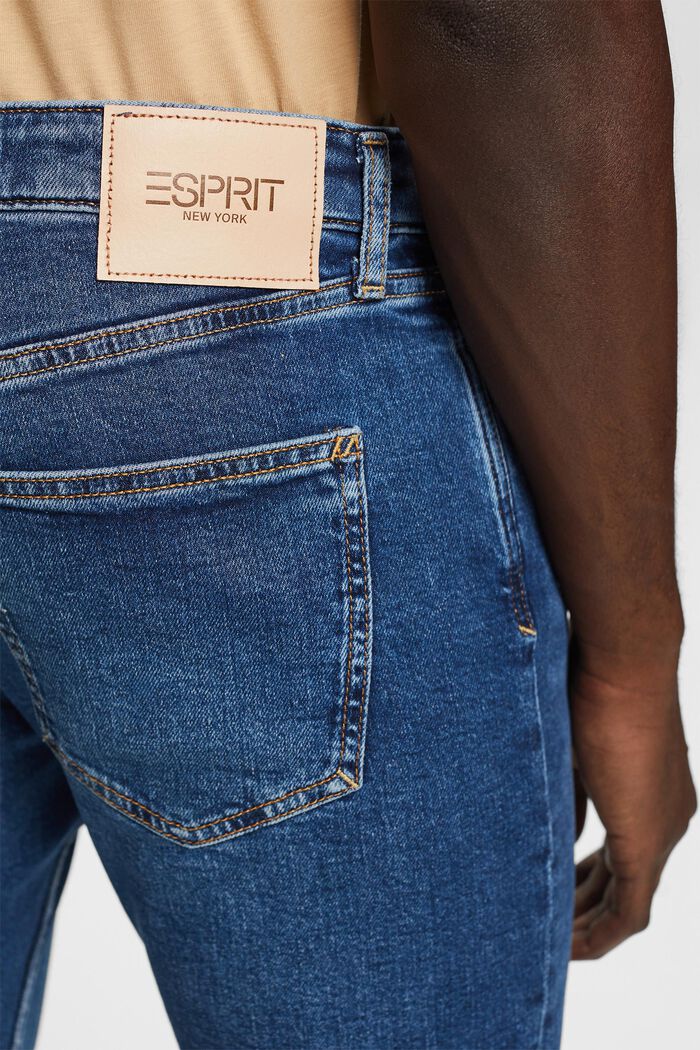Schmal zulaufende Jeans mit recycelter Baumwolle