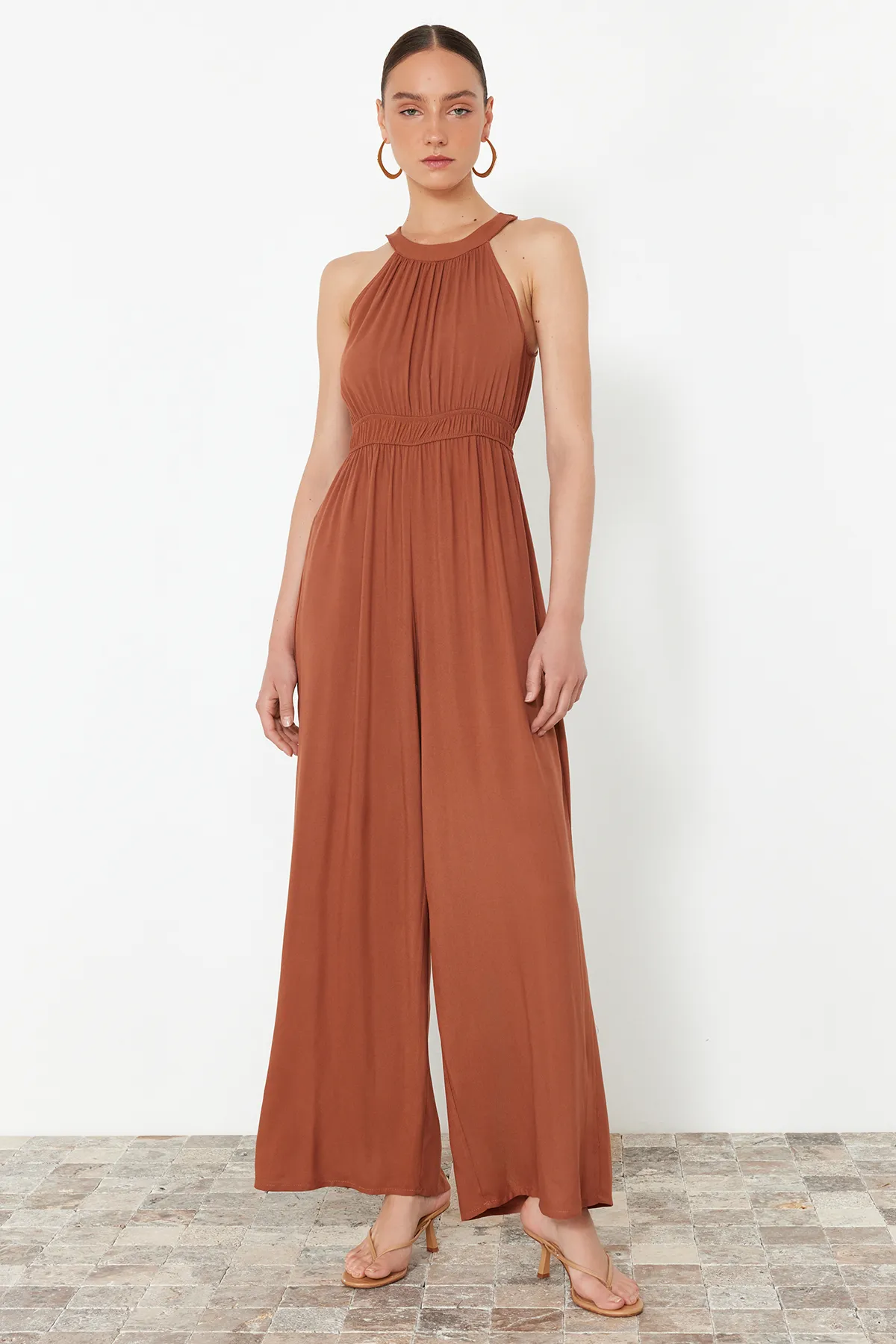 Trendyol Collection  Jumpsuit mit Raffung in Zimtfarbe TWOSS23TU00121