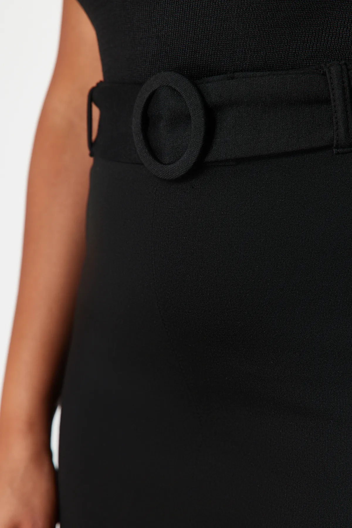 Trendyol Curve  Schwarzer Midi-Strickrock mit Schlitz und detailliertem Gürtel TBBSS24AZ00021