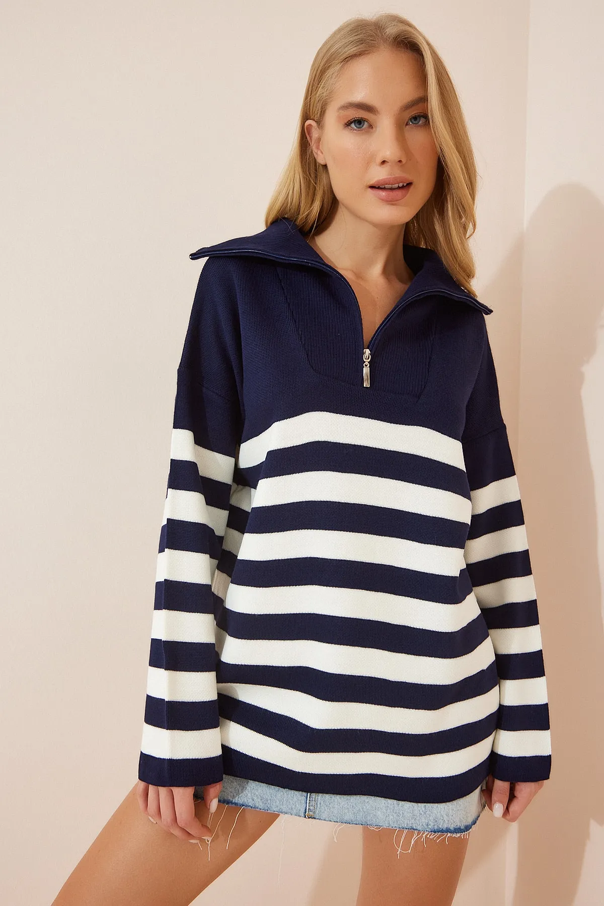 Happiness İstanbul  Weißes, marineblaues, gestreiftes Oversize-Sweatshirt aus Strick mit Reißverschluss und Stehkragen für Damen BV00009